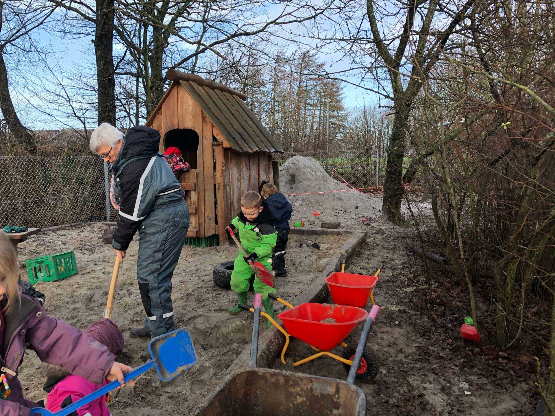 Så skal der skovles i sandkassen