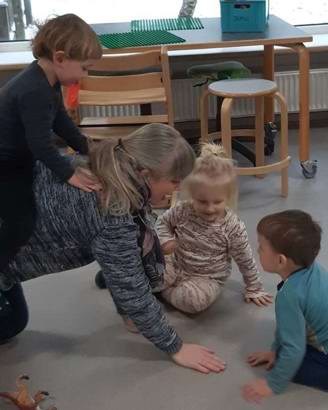 Vi leger på gulvet