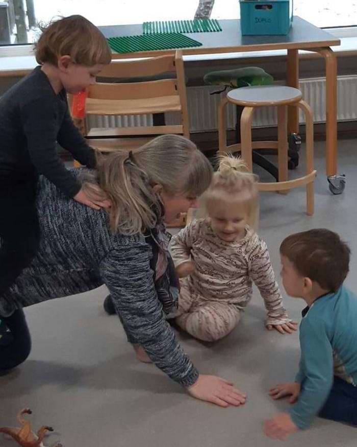 Vi leger på gulvet