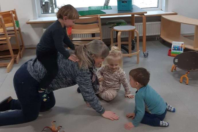 Vi leger på gulvet