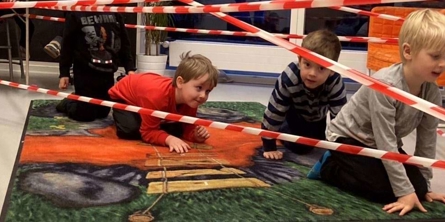 Drengene sniger sig frem