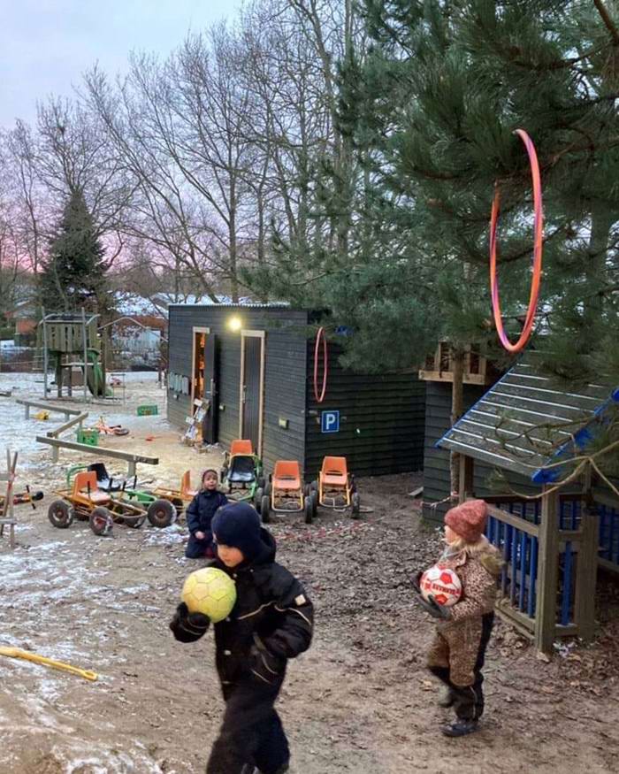 Et kig ud over legepladsen