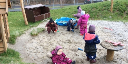 Børn på legepladsen